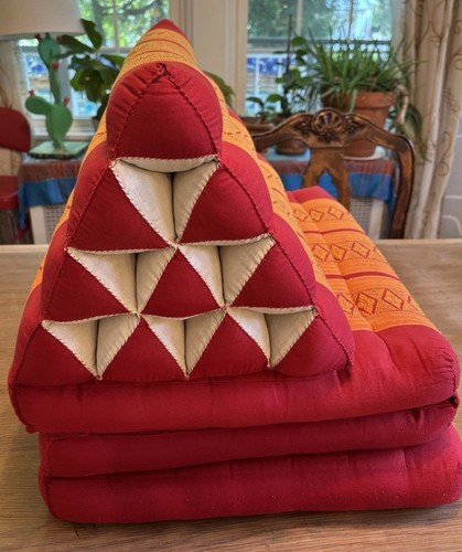 Thai triangle fold - triangle,